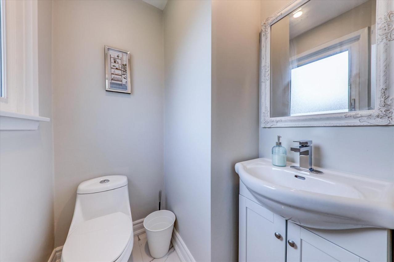 Stunning 7 Bedroom Rougeview Home With 2 Kitchens, 5 Bathrooms, Amazing Backyard & 8-Car Parking Toronto Exterior photo